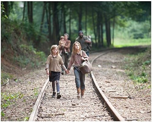 Ходещи мъртъвци Карол, Тайрийс, Лизи и Мика вървят по железопътни линии Снимка с размери 8 х 10 см